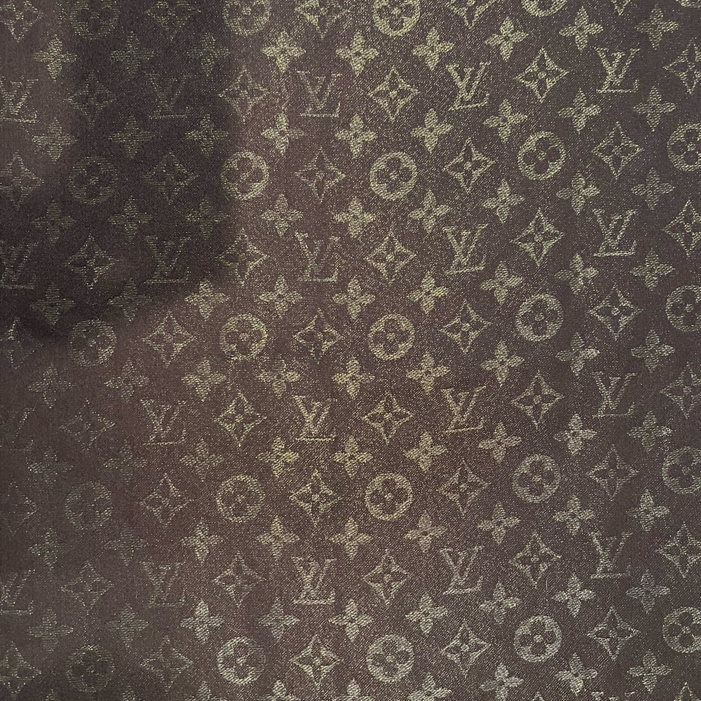 Châle Monogram Silk Scarf - Picture 3 of 4